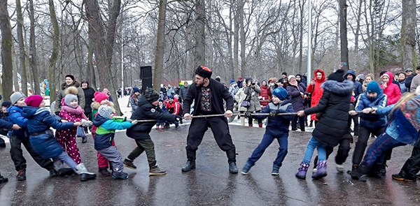 마슬레니차 축제가 열린 상트페테르부르크 엘라긴 섬에서 아이들이 줄다리기를 하고 있다.