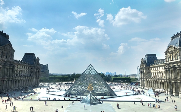 루브르 궁 중앙에는 사람들이 휴식할 수 있는 분수대와 함께 거대한 유리 피라미드가 자리 잡고 있다.
