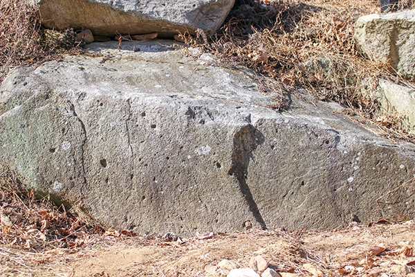 쓰러진 위령비와 박산골에서 일어난 3차 학살 당시의 총탄 흔적이 남아있는 총탄 흔적 바위.