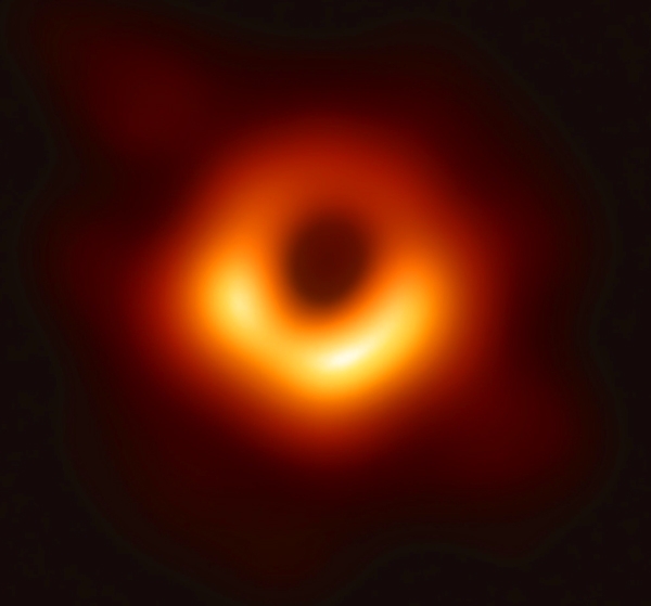 블랙홀 그림자. M87 은하 중심 거대질량 블랙홀의 그림자가 검은 원반처럼 보인다. 블랙홀에 의해 빛이 포획된 영역이다. 블랙홀 그림자 바깥쪽에 보이는 광자 고리(photone ring)는 전파로 관측됐으며 강착원반 혹은 제트가 내는 빛이 블랙홀 주변의 중력장과 도플러 빔 효과에 의해 비대칭적인 고리 형태를 드러낸다.