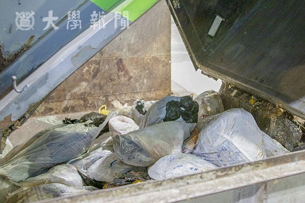 수거차량에 있던 쓰레기가 보라매집하장에 쌓이고 있다.