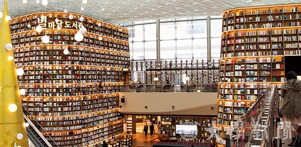 강남구의 스타필드 코엑스몰에 있는 별마당 도서관의 전경이다. 13m의 책장에 7만여 권의 책들이 전시돼 있으며, 책만큼이나 많은 사람들이 오가고 있다.