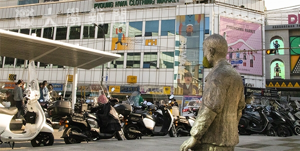 2020년 현재 전태일 동상이 여전히 평화시장 앞을 지키고 있다.
