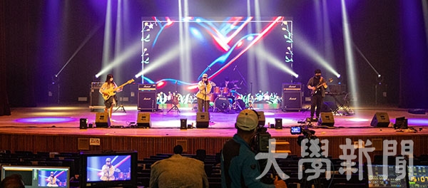 지난 13일(목) 문화관 대강당에서는 사전 신청한 인원에 한해 '폰서트 LIVE'가 진행됐다.