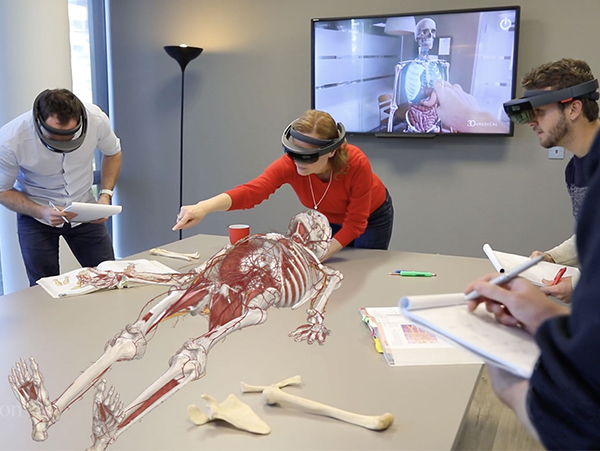 VR 기기를 착용한 사람들이 의료 영상 소프트웨어를 활용한 해부실습에 참여하고 있다. (사진 제공: 메디컬아이피)