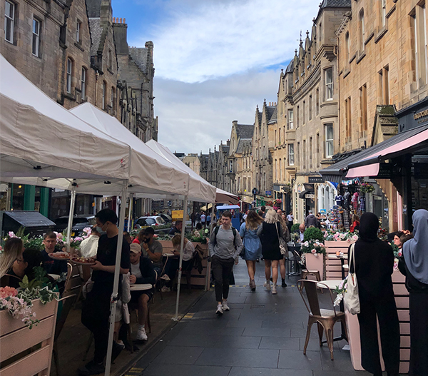 ▲영국에서 사람들이 마스크를 벗은 채 야외 시장을 지나다니고 있다. (사진 제공: 이윤하 씨)