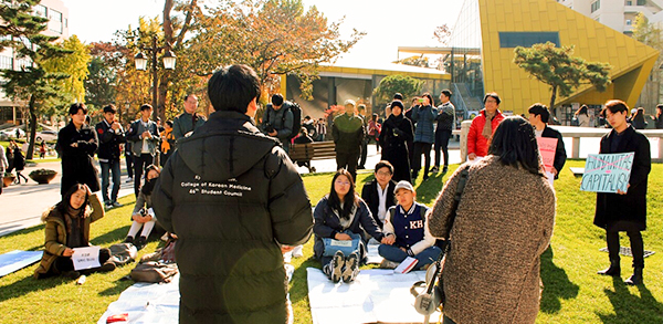 채효정 씨의 잔디밭 강의에 학생들과 시민들이 함께 하고 있다. (사진 제공: 채효정 씨)