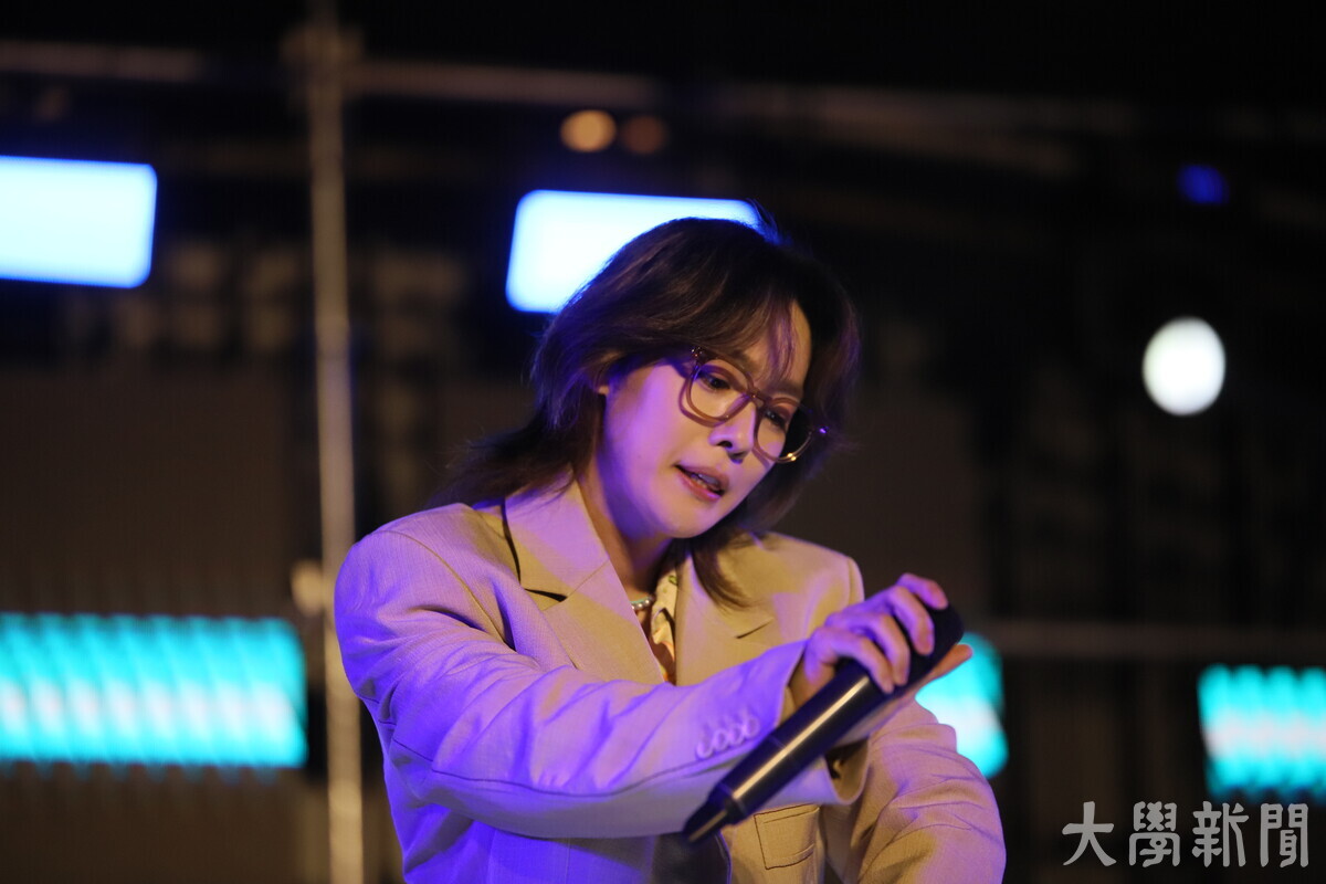 그룹 '위너'의 멤버 김진우가 서울대 가을축제에서 마지막 무대를 장식하고 있다.