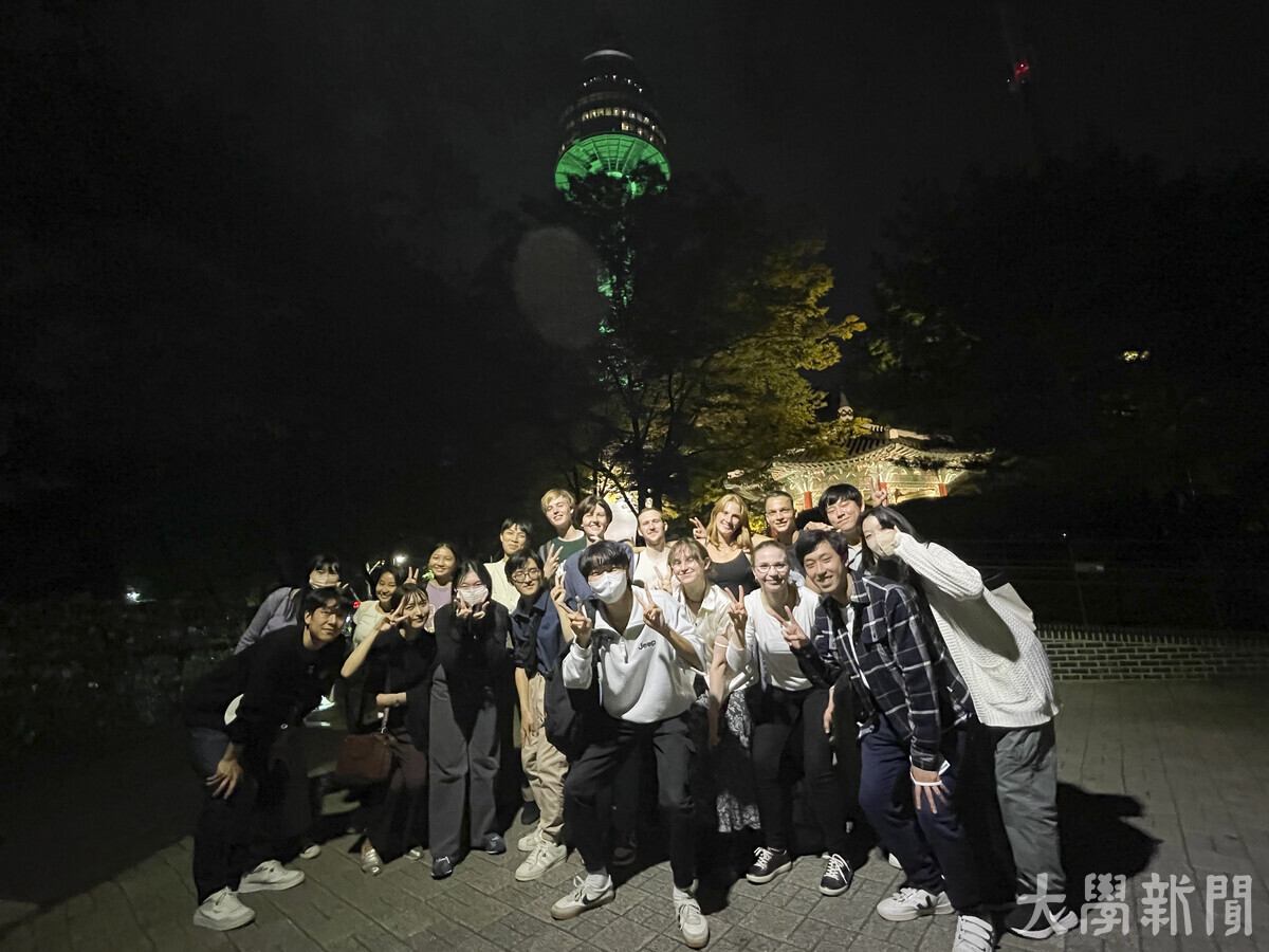 한국의 ‘핫플레이스’ 방문 행사로 학생들이 함께 남산서울타워를 방문했다.
