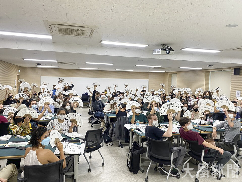 지난 9월 25일에 국제 교류 학생이 서예를 체험할 수 있도록 진행된 캘리그라피 실습 행사 모습이다.