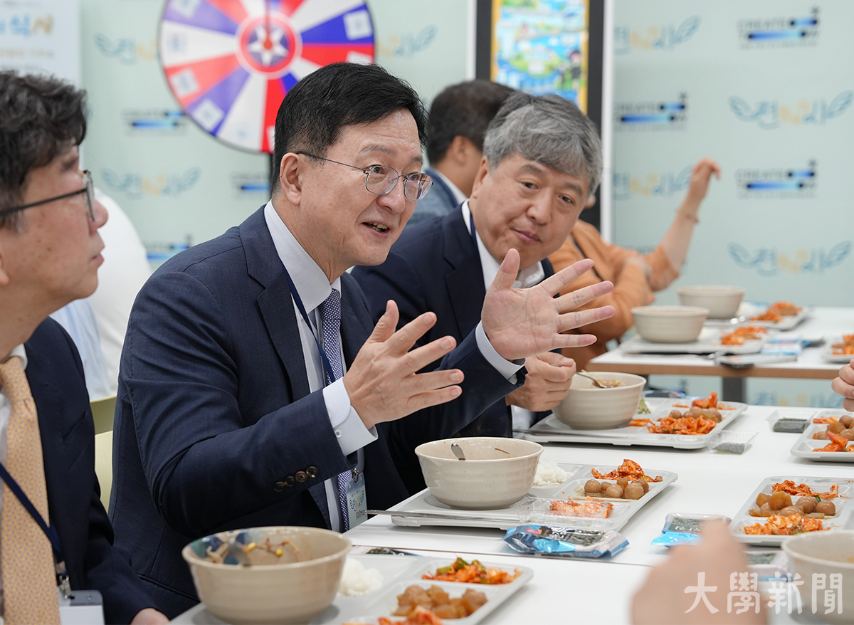 ▲유홍림 총장이 천원의 아침밥을 먹고 있다.