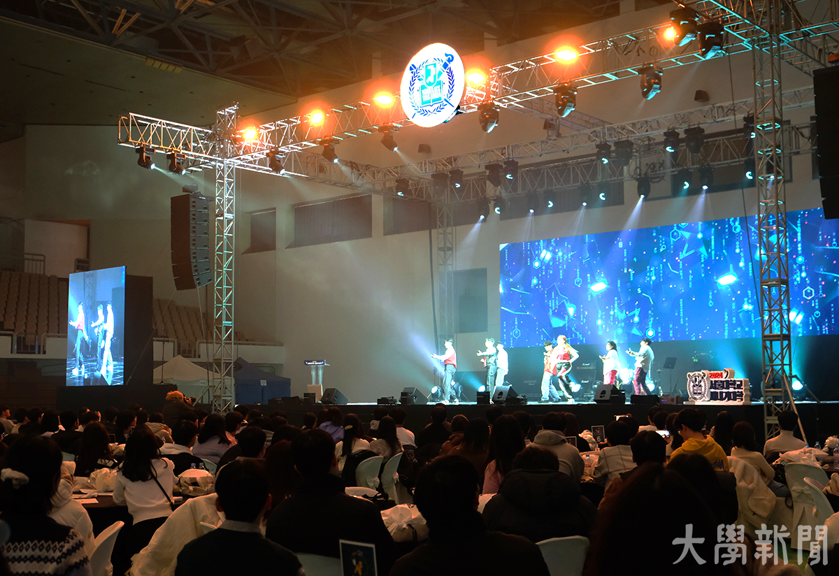 생활대 혼성 방송댄스 동아리 ‘222Hz’가 열정한마당 공연을 진행하고 있다.