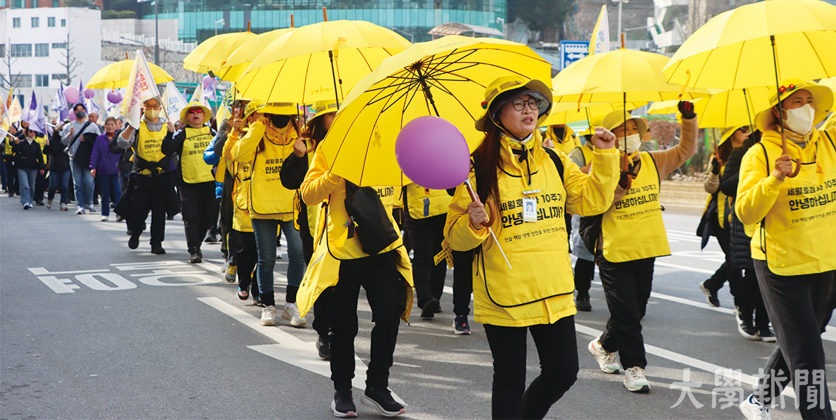 ▲전국시민행진으로 서울을 걷고 있는 유가족들과 시민들.
