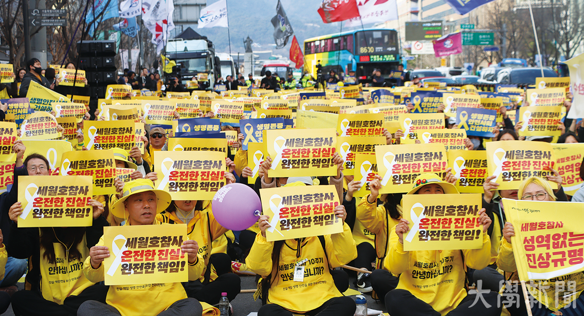 ▲기억문화제에서 진실과 책임을 촉구하는 플래카드를 든 유가족과 시민.