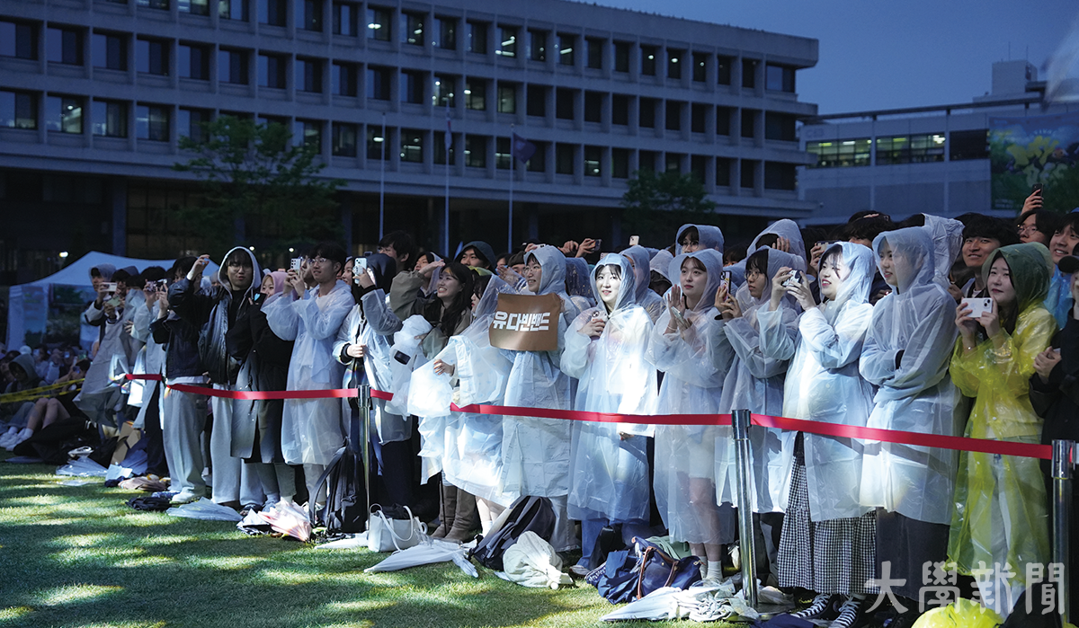 ▲빗속에서 공연을 즐기는 온라인 카지노들.