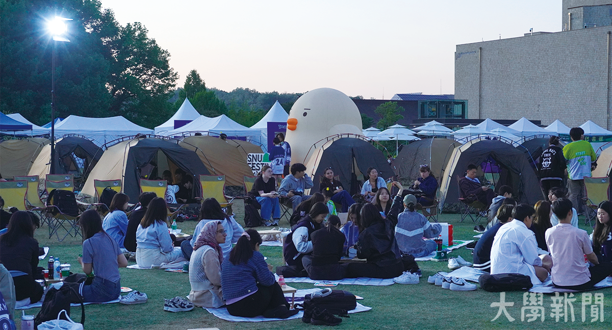 ▲온라인 카지노들이 텐트와 돗자리에 앉아 축제를 즐기고 있다.