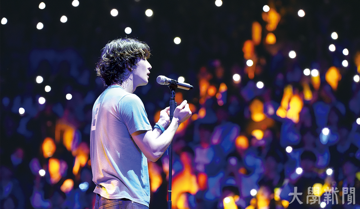 ▲폐막제에서 열창하는 잔나비의 보컬 최정훈.