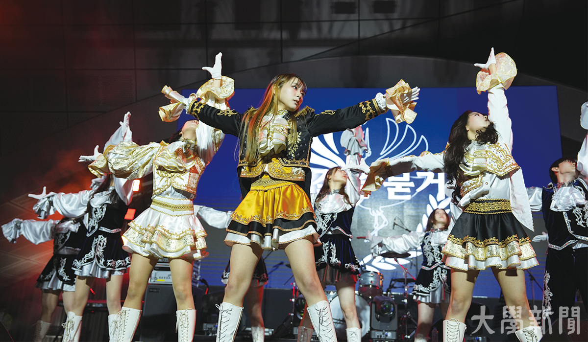 ▲힘찬 안무를 선보이는 응원단.