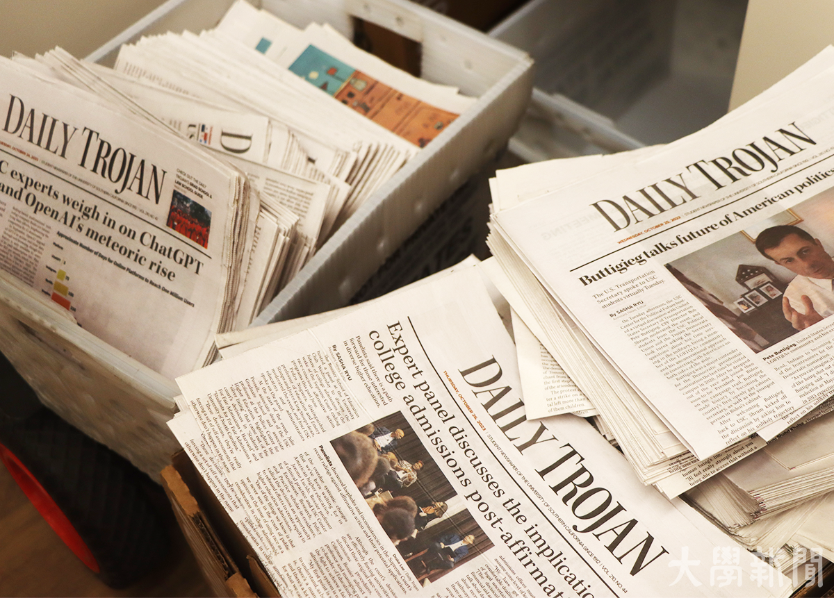 ▲매일 발행되는 「데일리 트로잔」의 신문들.