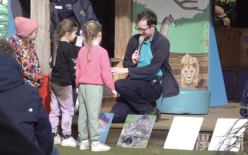 ▲체스터 플러스 카지노의 해설사가 아이들에게 지역 생태교육을 하고 있다.