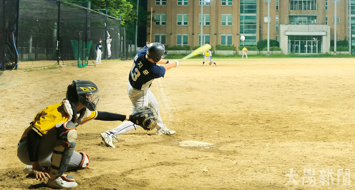 지니 카지노 27일 ‘행복야구단’과 ‘포톤스A’가 겨룬 총장배 구기대회 야구 8강 1차전에서 타자가 힘차게 스윙하고 있다.