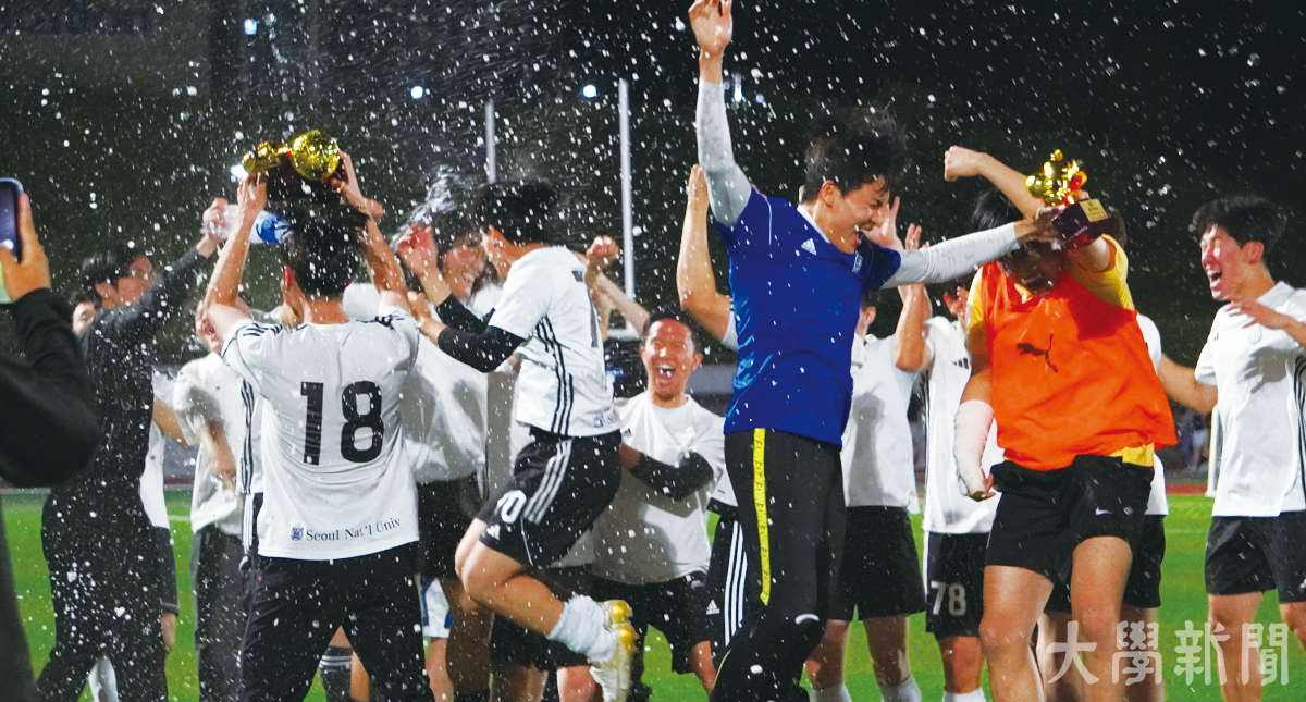 지니 카지노 30일 열린 총장배 구기대회 축구 결승전에서 우승을 차지한 ‘싸커21A’ 선수들이 환호하고 있다.