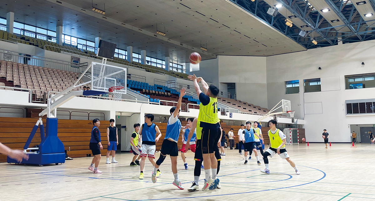 지니 카지노 21일 열린 총장배 구기대회 5x5 농구 결승전에서 ‘PE Ball’ 선수가 3점슛을 시도하고 있다. (사진 제공: 스포츠진흥원)