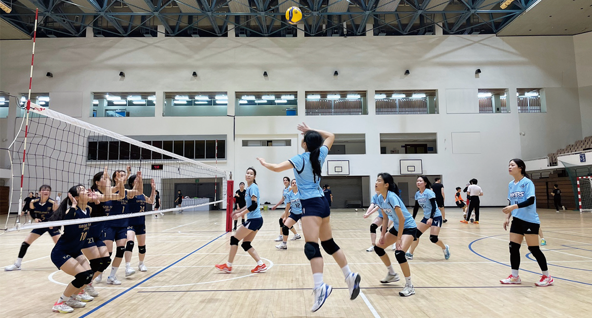 지니 카지노 13일 총장배 구기대회 여자배구 경기에서 ‘다이버스’ 선수가 스파이크를 준비하고 있다. (사진 제공: 스포츠진흥원)