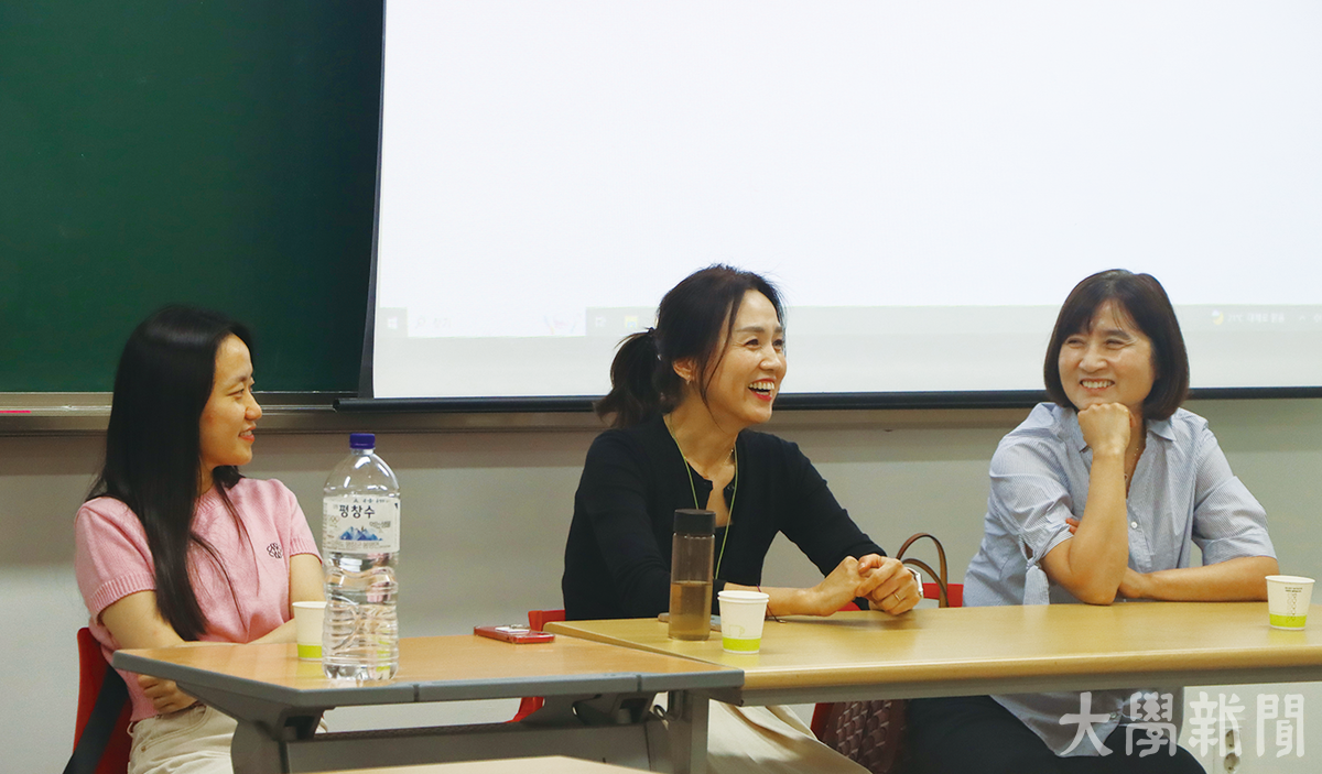 ▲ 미소를 띤 채 참가자의 질문에 답하는 비비안.