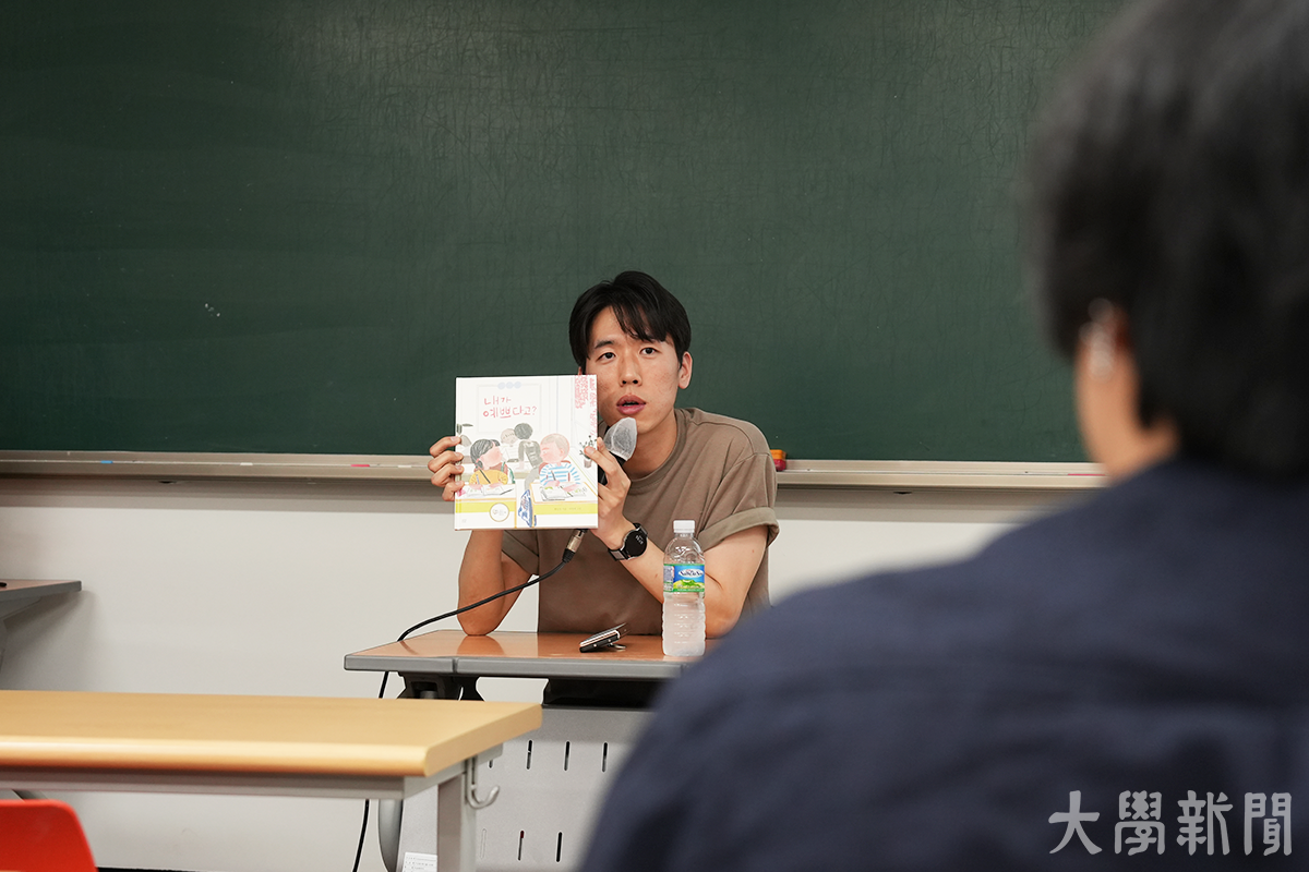 ▲ 자신의 그림책을 소개하는 황인찬 시인.