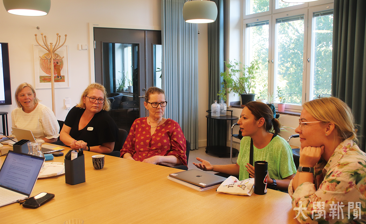 ▲엔스케데팔테츠 초등학교 교장과 교사들이 학교에서 진행하는 성카지노 게임을 설명하고 있다.