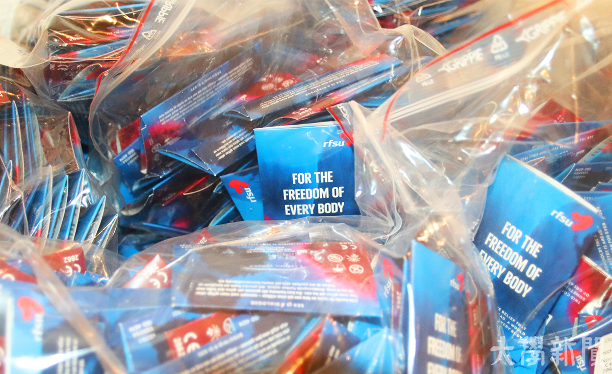 ▲RFSU가 학생들에게 나눠주는, '모두의 자유를 위한' 콘돔.