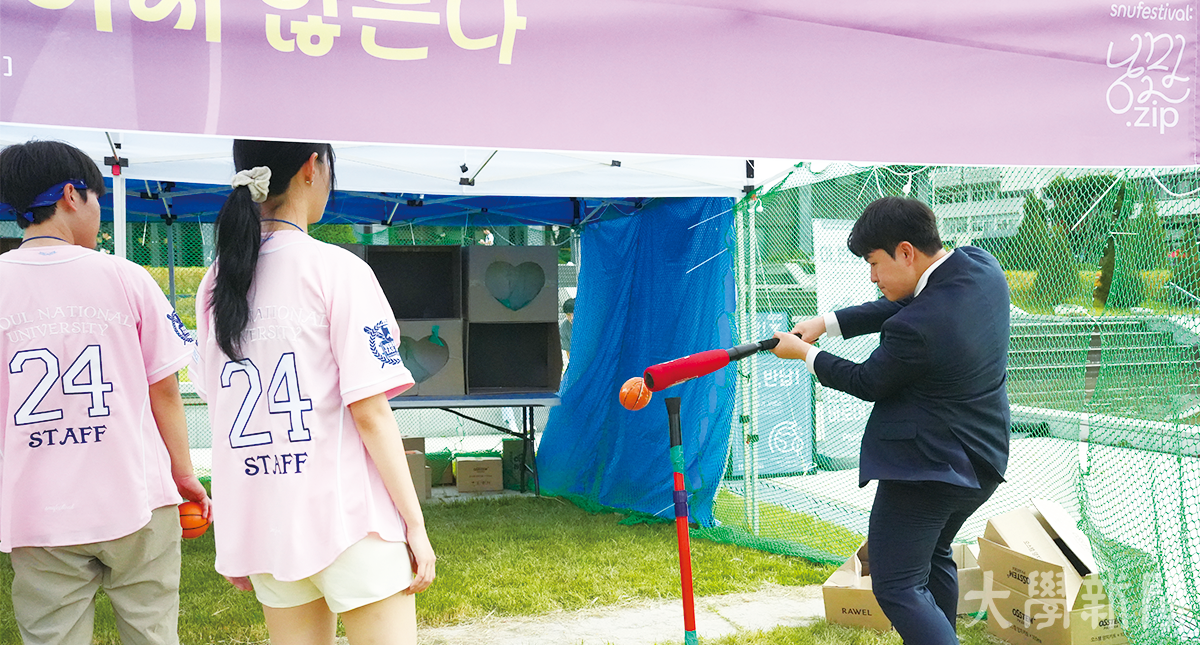 ▲ 잔디광장에서 진행된 미니게임 ‘장인은 배트를 탓하지 않는다’.