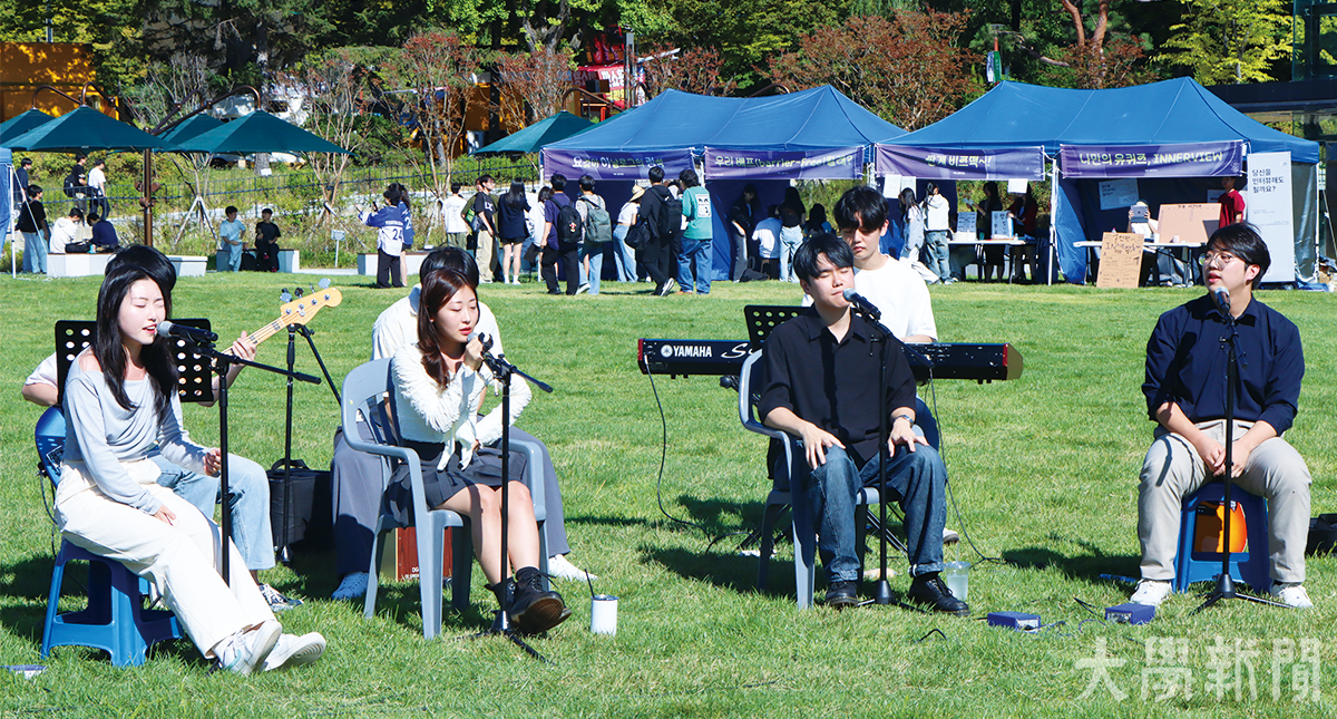 ▲ 버스킹 공연 ‘어쿠스틱 오아시스’의 시작을 알린 ‘메아리’의 공연.