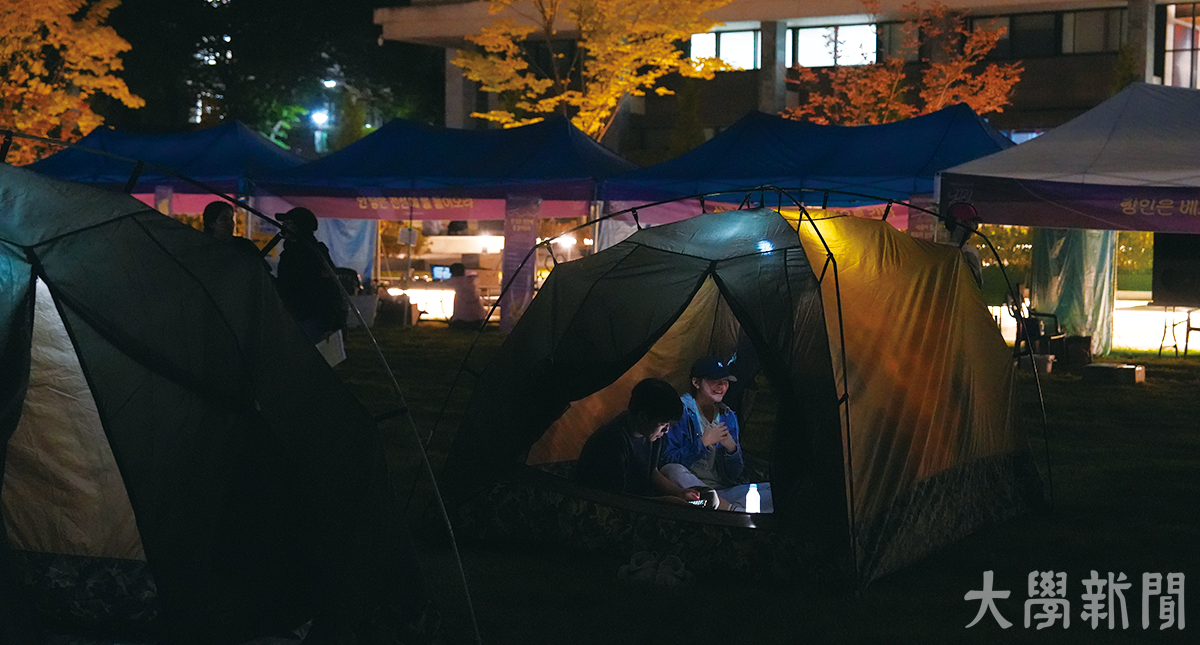 ▲ 학생들이 어쿠스틱 공연을 감상하며 캠핑을 즐기고 있다.