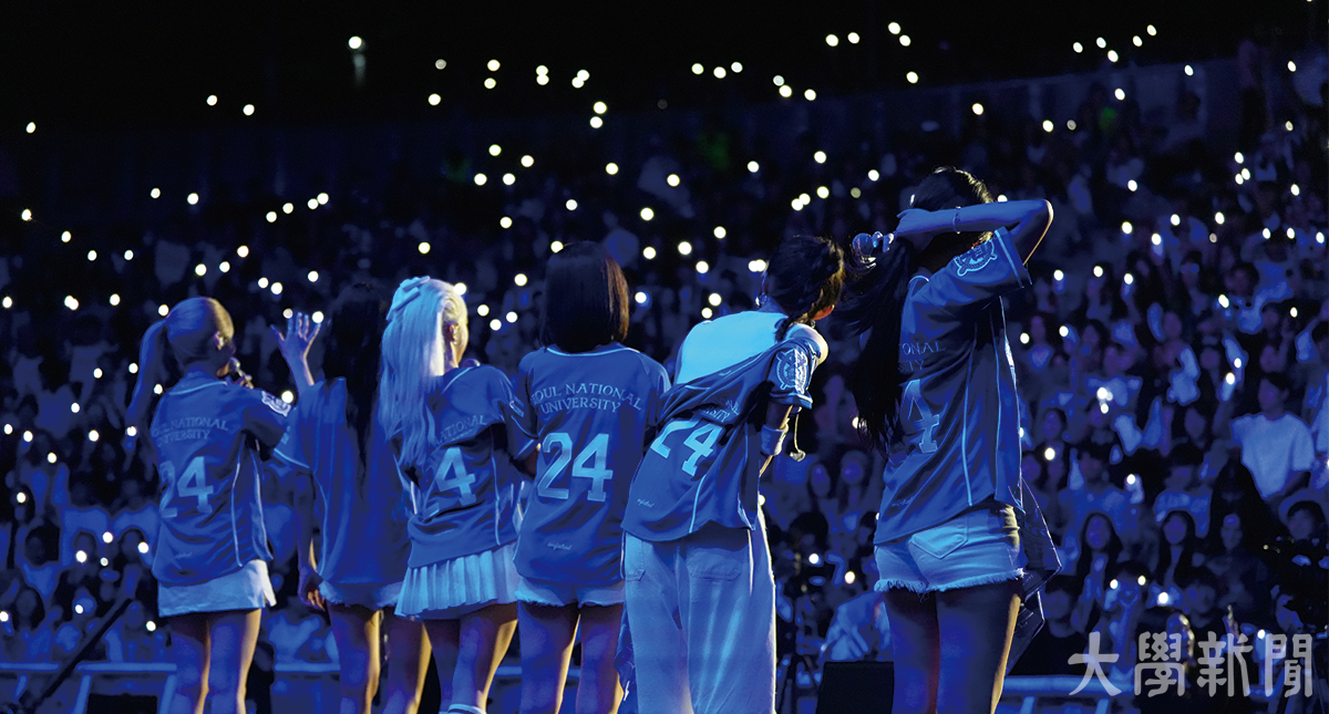 ▲ 환호 속에서 무대에 선 가수 LIGHTSUM.