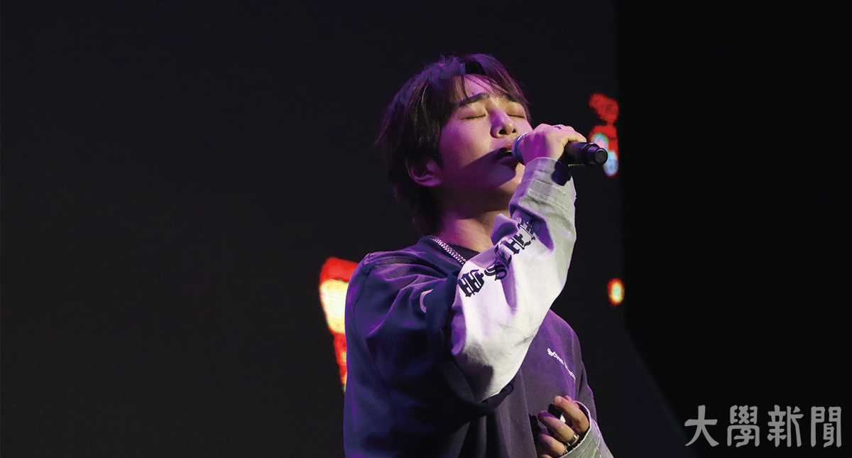 ▲ 감미로운 노래를 들려 준 가수 온유.