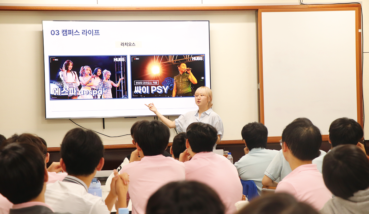 ▲지난 7월 16일, 한양대에 재학 중인 온라인 카지노고 졸업생이 모교에 방문해 대학 생활을 소개하고 있다.