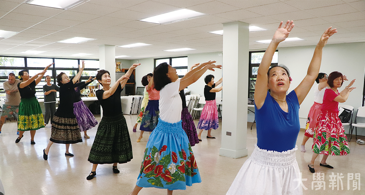 ▲한인회관에서 진행되는 훌라댄스 프로그램.