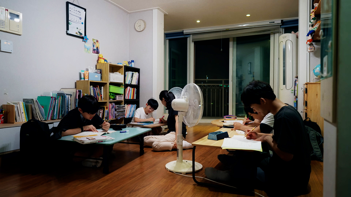 ▲파라오 카지노 〈안경〉의 한 장면. 공부방에서 ‘하늘’과 학생들이 공부하고 있다. (사진 제공: 심규원 씨)