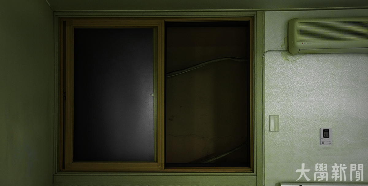 ▲전등을 켜도 여전히 어두운 창문 부근.