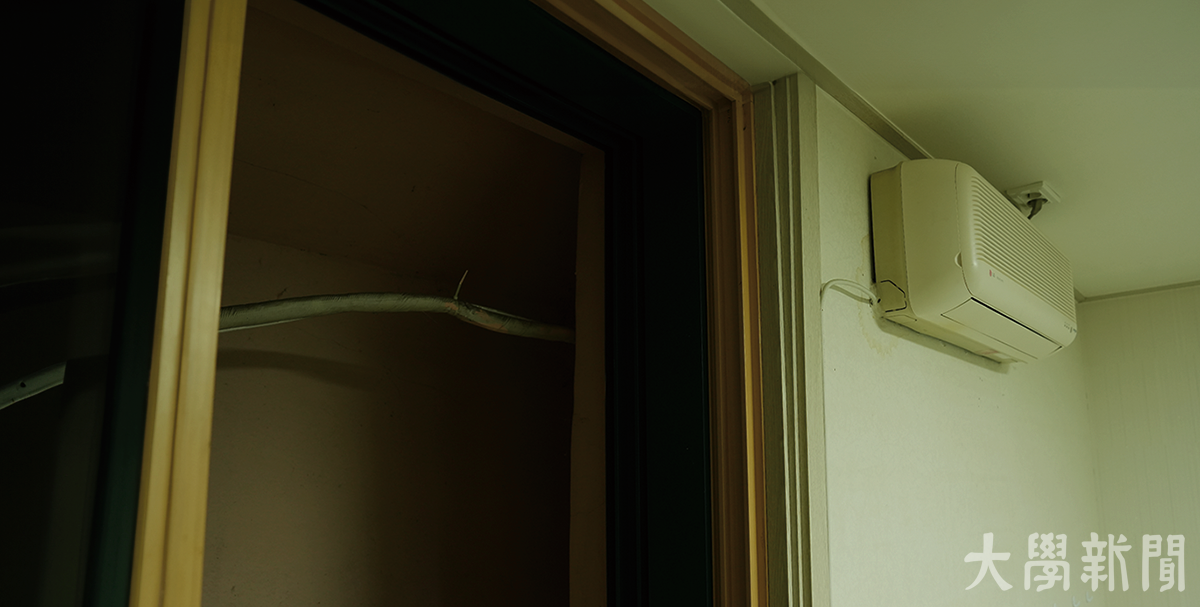 ▲콘크리트 구조물로 가로막혀 채광이 들어오지 않는 방.