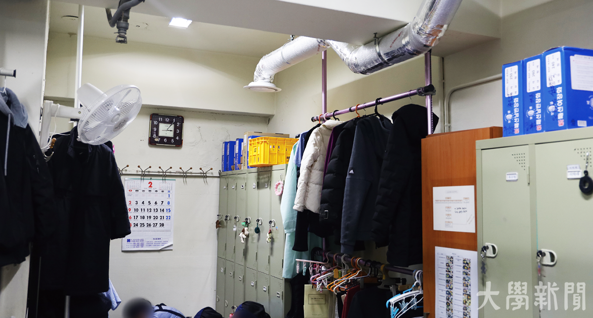 ▲5평 남짓한 카지노 사이트회관식당 조리사 휴게실에는 행거와 사물함이 빼곡하다.