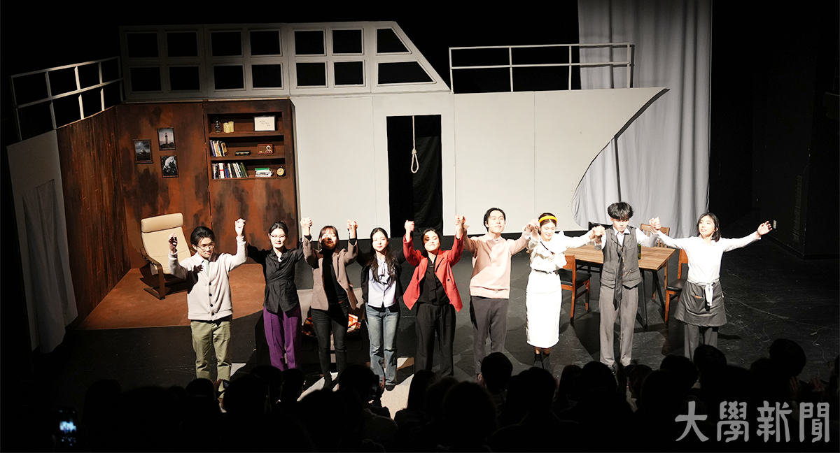 ▲공연 직후 배우들이 인사하고 있다.