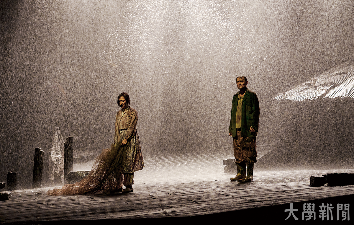 ▲극 후반부, 폭풍우 속에 서 있는 곰치와 구포댁.