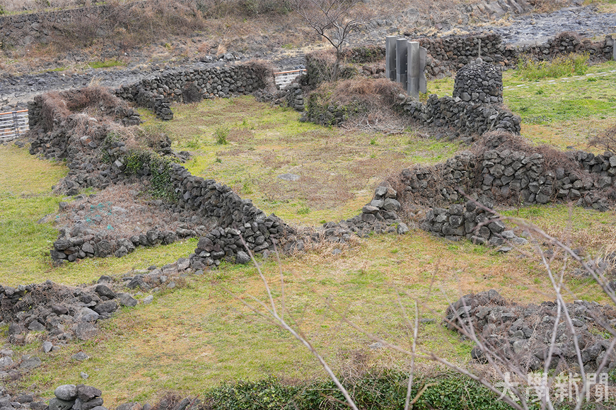 ▲온라인 카지노시 화북포구 근처, 온 마을이 불에 타 집터만 남은 ‘곤을동 잃어버린 마을’.