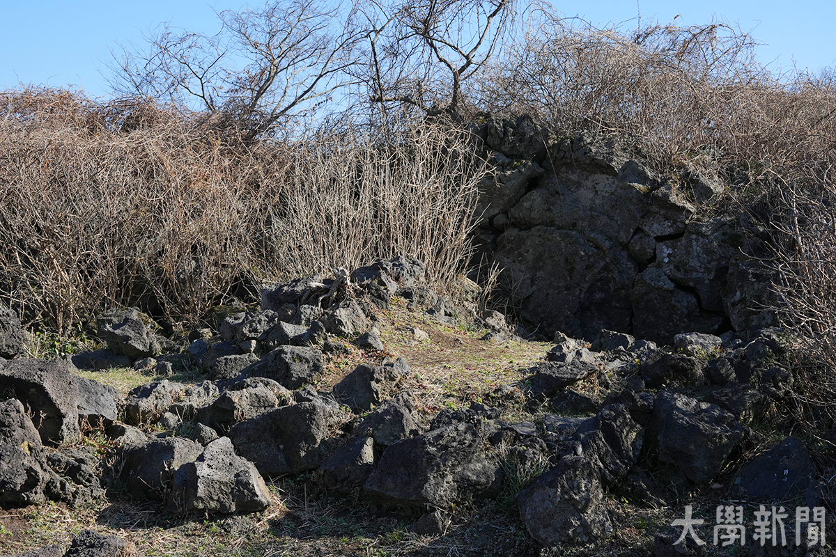 ▲당시 주민들이 숨어있던 다랑쉬굴의 입구 부근.