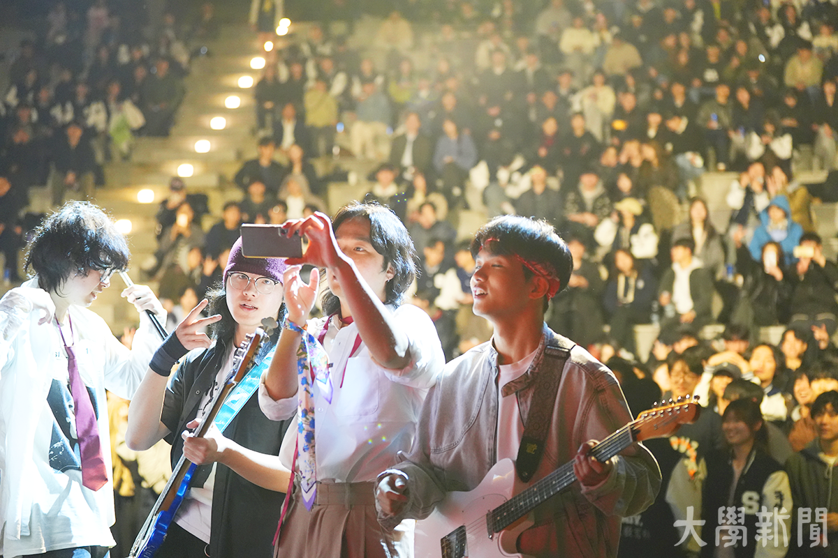 ▲무대에 선 밴드가 관객들과 사진을 찍고 있다.