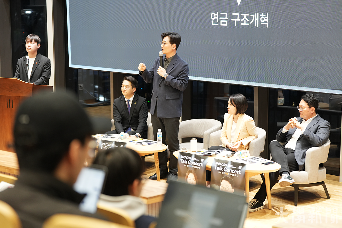 더불어민주당 장철민 국회의원이 발언하고 있다. 왼쪽부터 순서대로 더불어민주당 △전용기 국회의원 △장철민 국회의원 △이소영 국회의원, 개혁신당 천하람 국회의원.