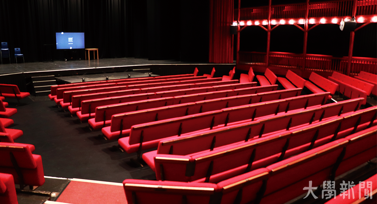 ▲지역 공립학교를 초대해 연극을 관람하는 크라이스트 하스피탈 사립학교의 극장.